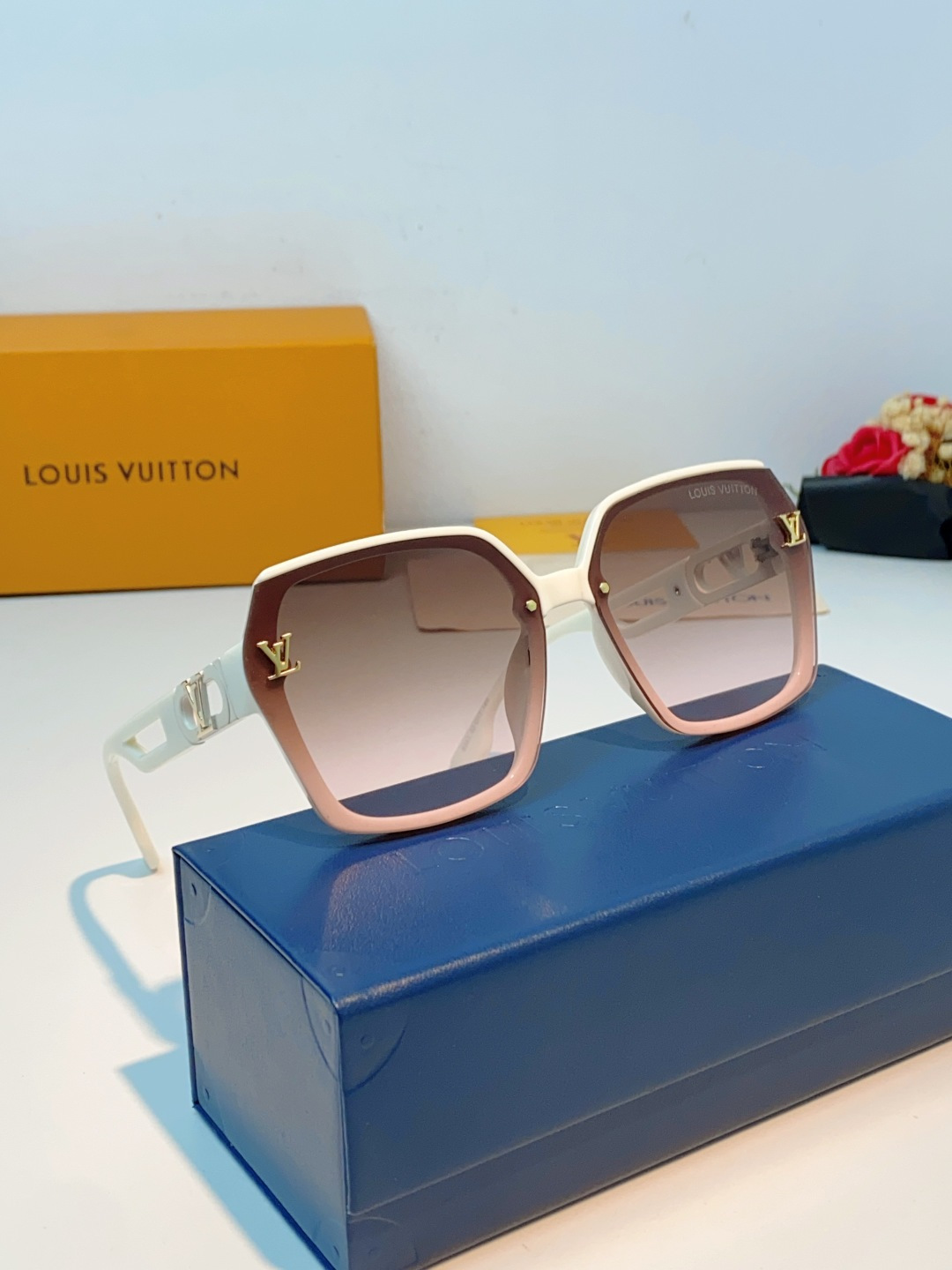LOUIS VUITTON路易威登 经典的大方框款式，镜框很显质感，也特别百搭。镜腿上有LV标志性的金属