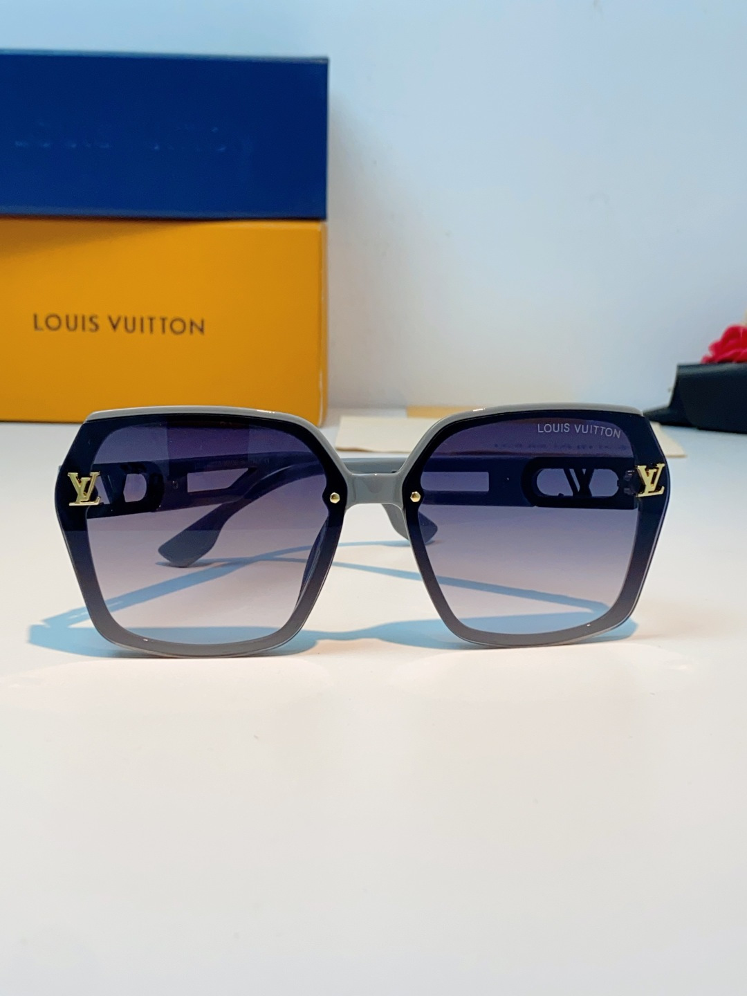 LOUIS VUITTON路易威登 经典的大方框款式，镜框很显质感，也特别百搭。镜腿上有LV标志性的金属