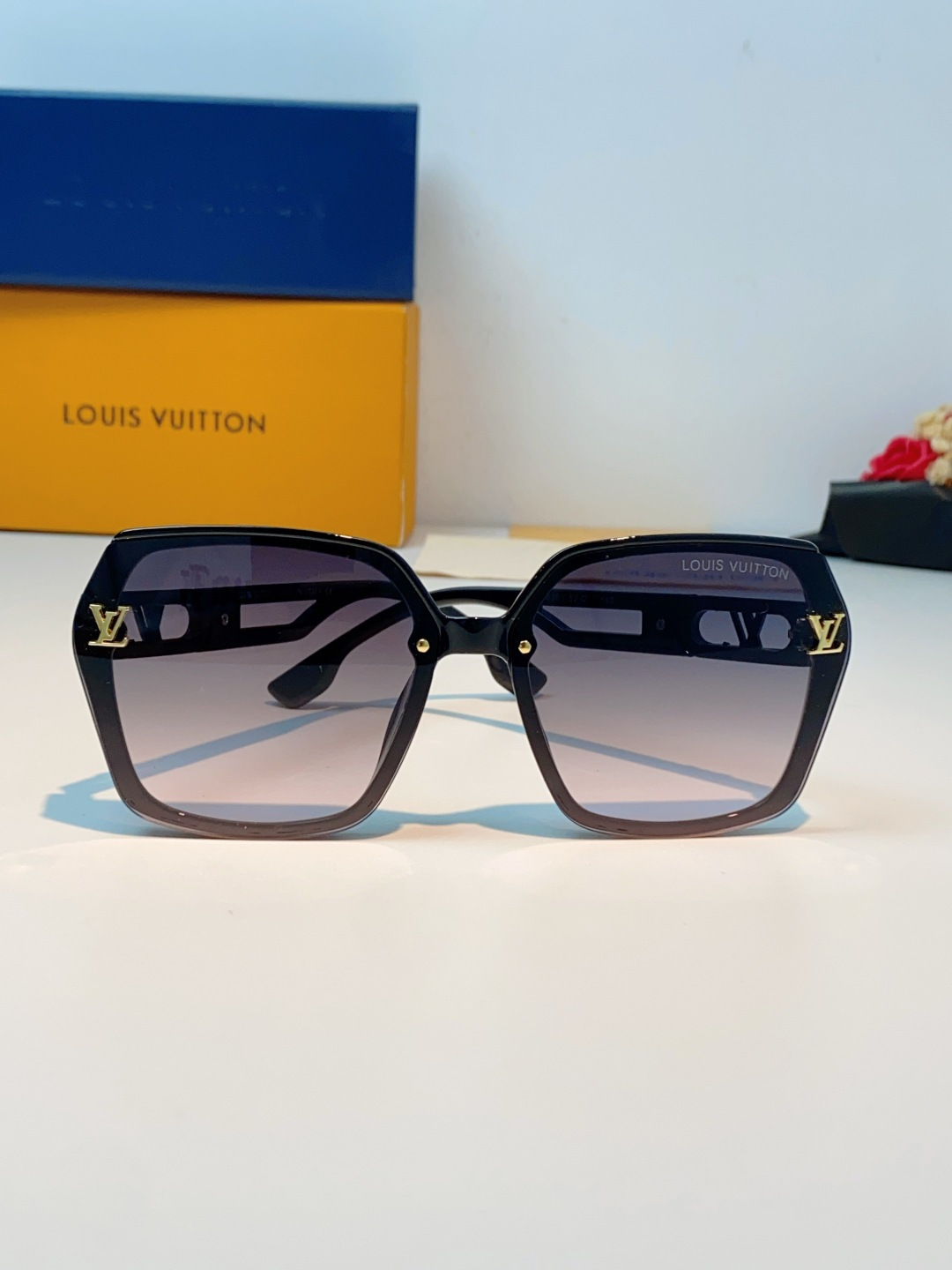 LOUIS VUITTON路易威登 经典的大方框款式，镜框很显质感，也特别百搭。镜腿上有LV标志性的金属