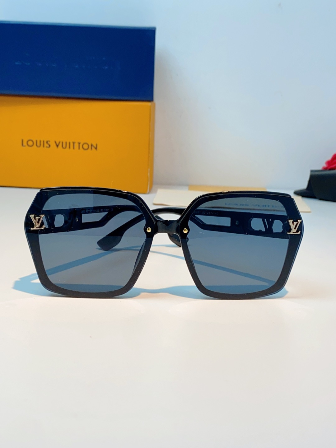 LOUIS VUITTON路易威登 经典的大方框款式，镜框很显质感，也特别百搭。镜腿上有LV标志性的金属