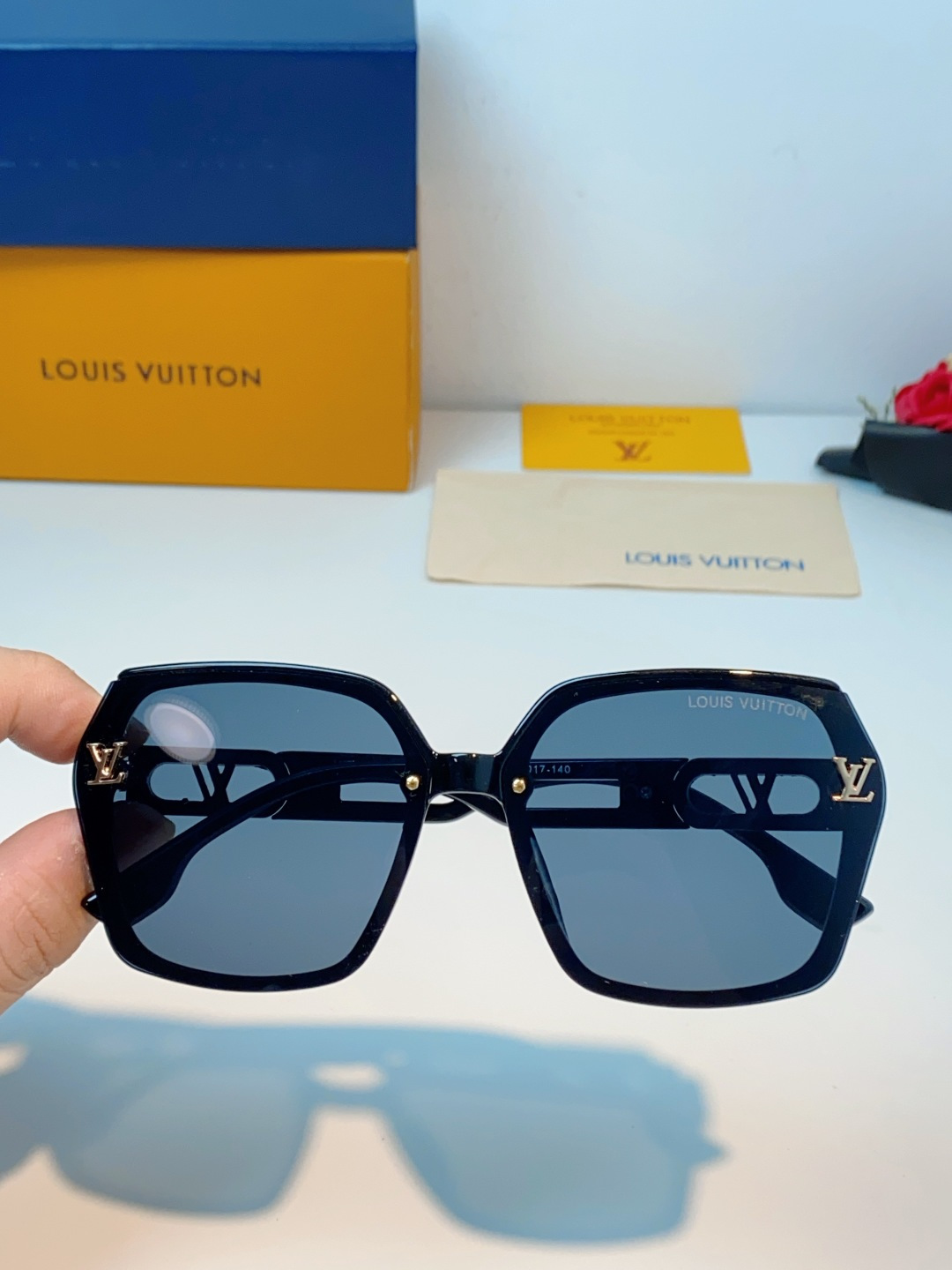LOUIS VUITTON路易威登 经典的大方框款式，镜框很显质感，也特别百搭。镜腿上有LV标志性的金属