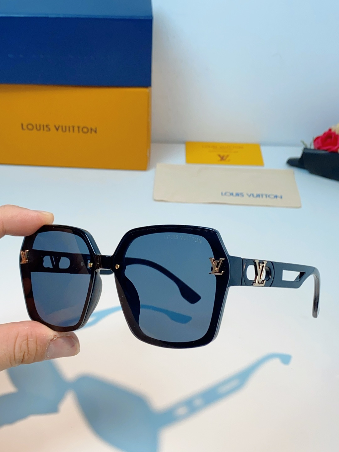LOUIS VUITTON路易威登 经典的大方框款式，镜框很显质感，也特别百搭。镜腿上有LV标志性的金属