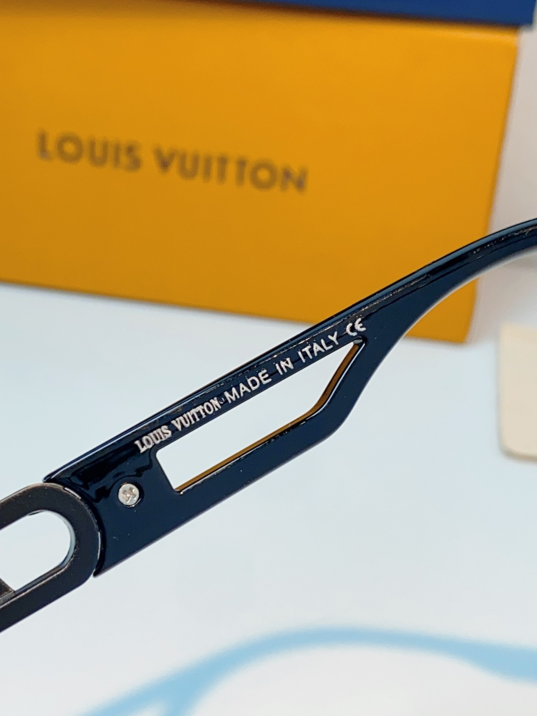 LOUIS VUITTON路易威登 经典的大方框款式，镜框很显质感，也特别百搭。镜腿上有LV标志性的金属