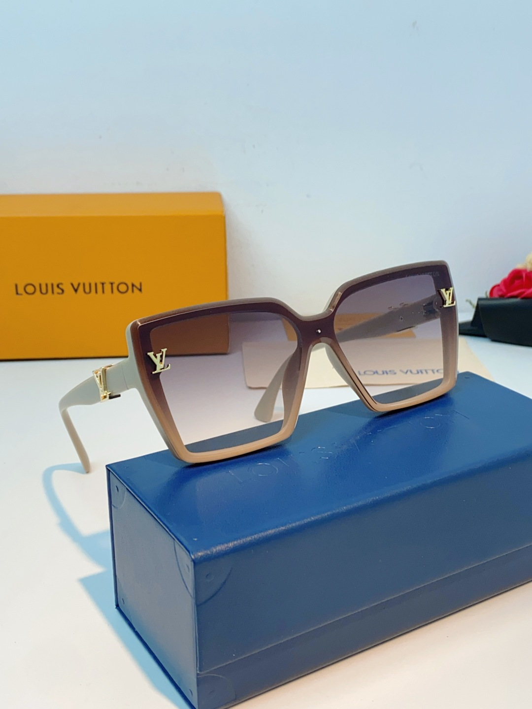 LOUIS VUITTON路易威登 利落的大方框廓形，线条利落大气，自带“小脸滤镜”，轻松修饰各种脸型，