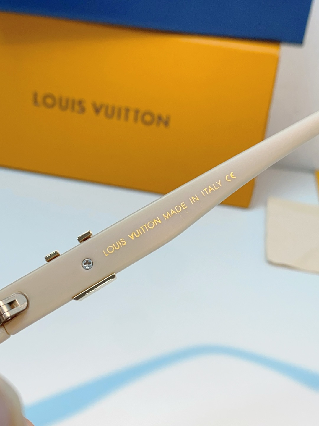 LOUIS VUITTON路易威登 利落的大方框廓形，线条利落大气，自带“小脸滤镜”，轻松修饰各种脸型，