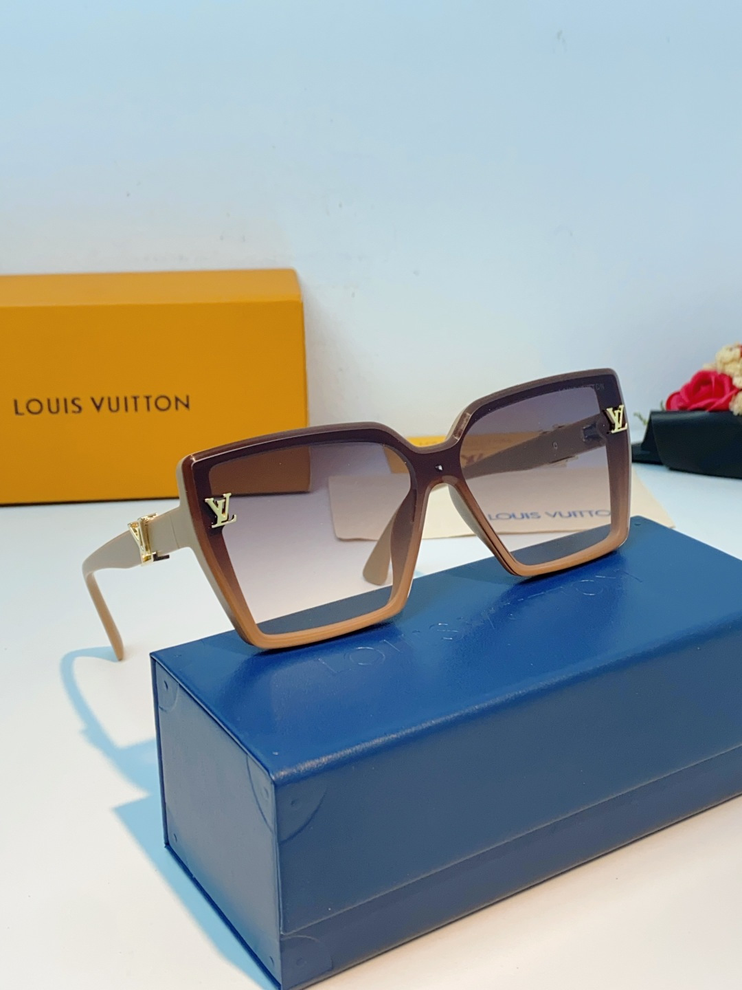 LOUIS VUITTON路易威登 利落的大方框廓形，线条利落大气，自带“小脸滤镜”，轻松修饰各种脸型，