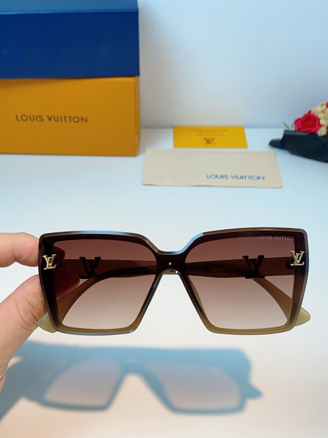 LOUIS VUITTON路易威登 利落的大方框廓形，线条利落大气，自带“小脸滤镜”，轻松修饰各种脸型，