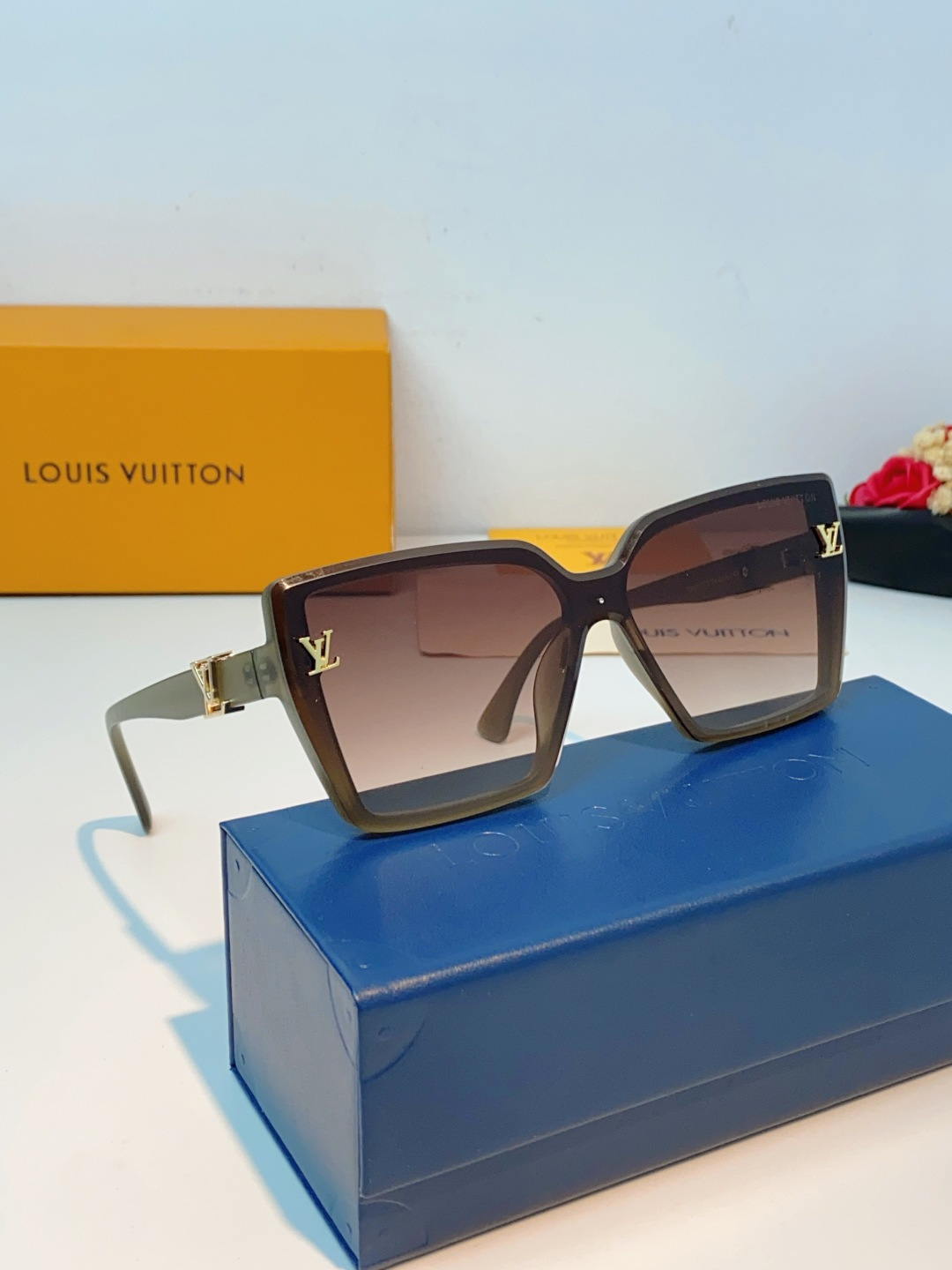 LOUIS VUITTON路易威登 利落的大方框廓形，线条利落大气，自带“小脸滤镜”，轻松修饰各种脸型，
