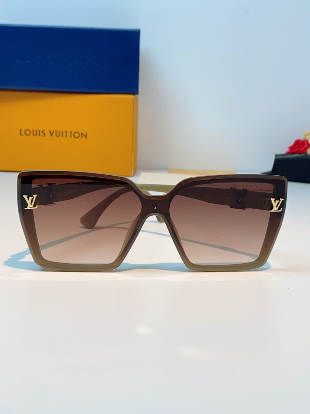 LOUIS VUITTON路易威登 利落的大方框廓形，线条利落大气，自带“小脸滤镜”，轻松修饰各种脸型，