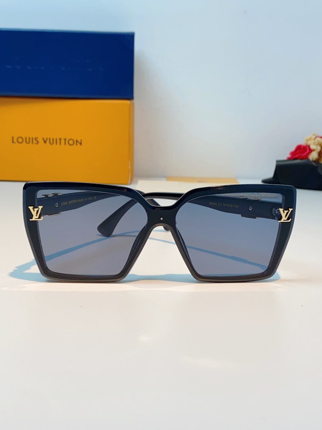 LOUIS VUITTON路易威登 利落的大方框廓形，线条利落大气，自带“小脸滤镜”，轻松修饰各种脸型，