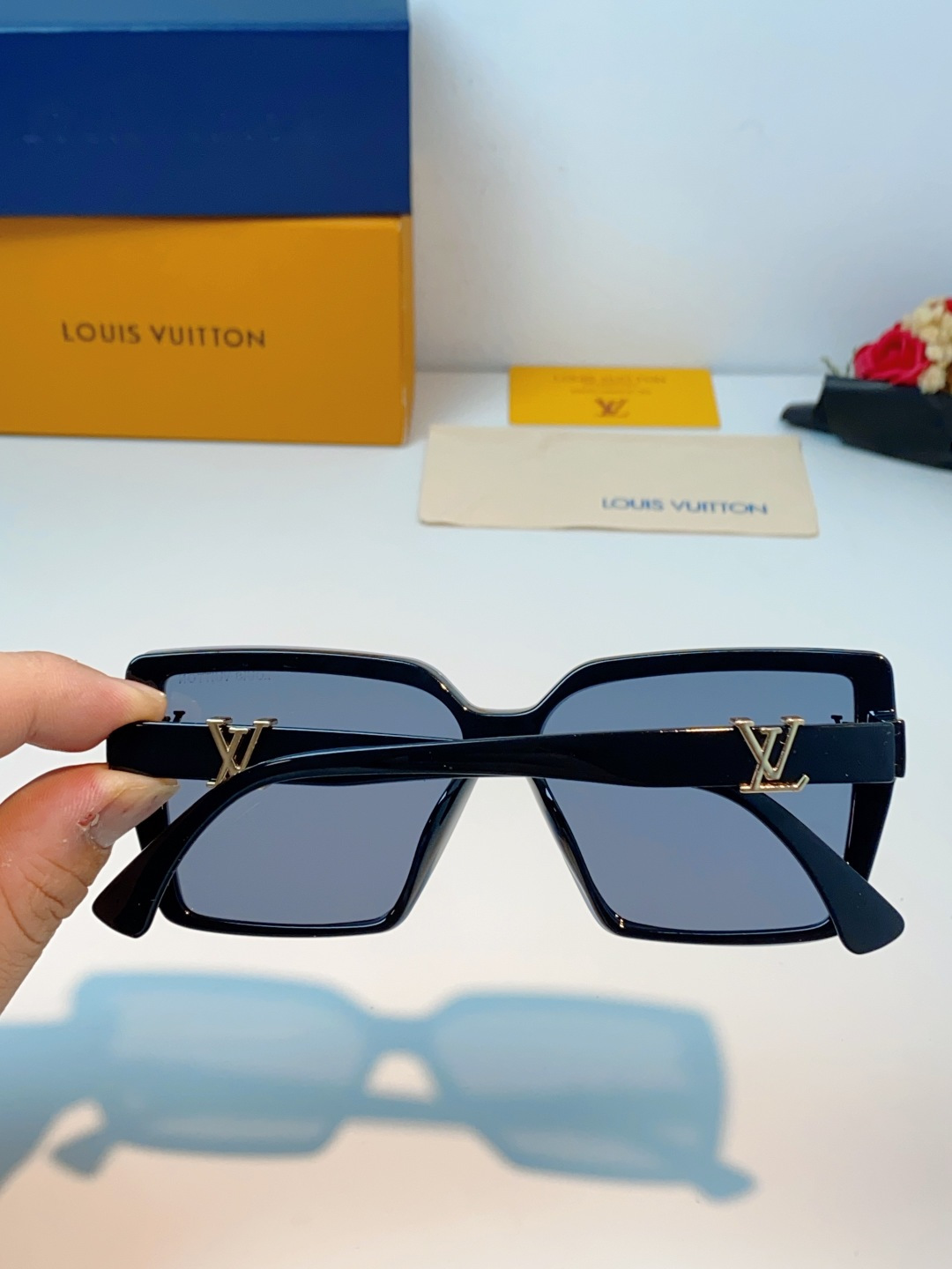 LOUIS VUITTON路易威登 利落的大方框廓形，线条利落大气，自带“小脸滤镜”，轻松修饰各种脸型，