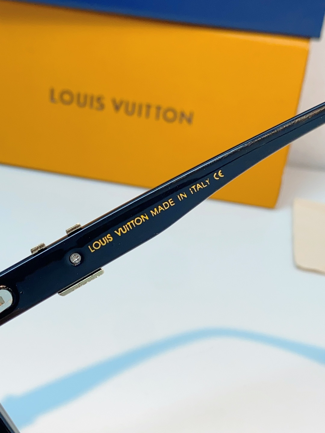 LOUIS VUITTON路易威登 利落的大方框廓形，线条利落大气，自带“小脸滤镜”，轻松修饰各种脸型，