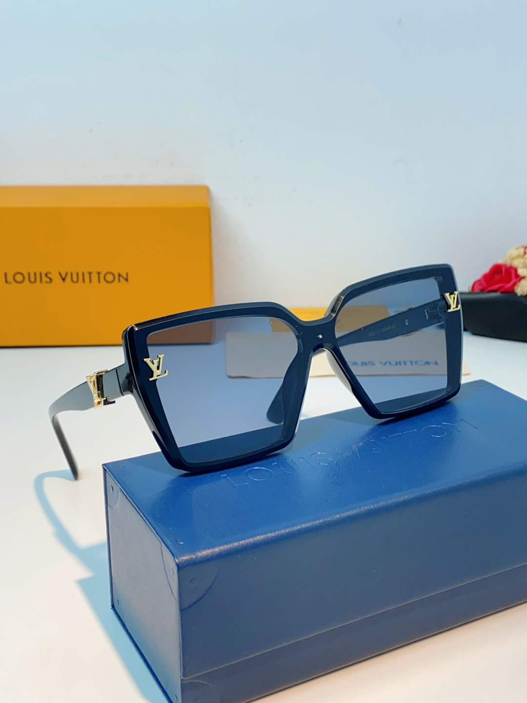 LOUIS VUITTON路易威登 利落的大方框廓形，线条利落大气，自带“小脸滤镜”，轻松修饰各种脸型，