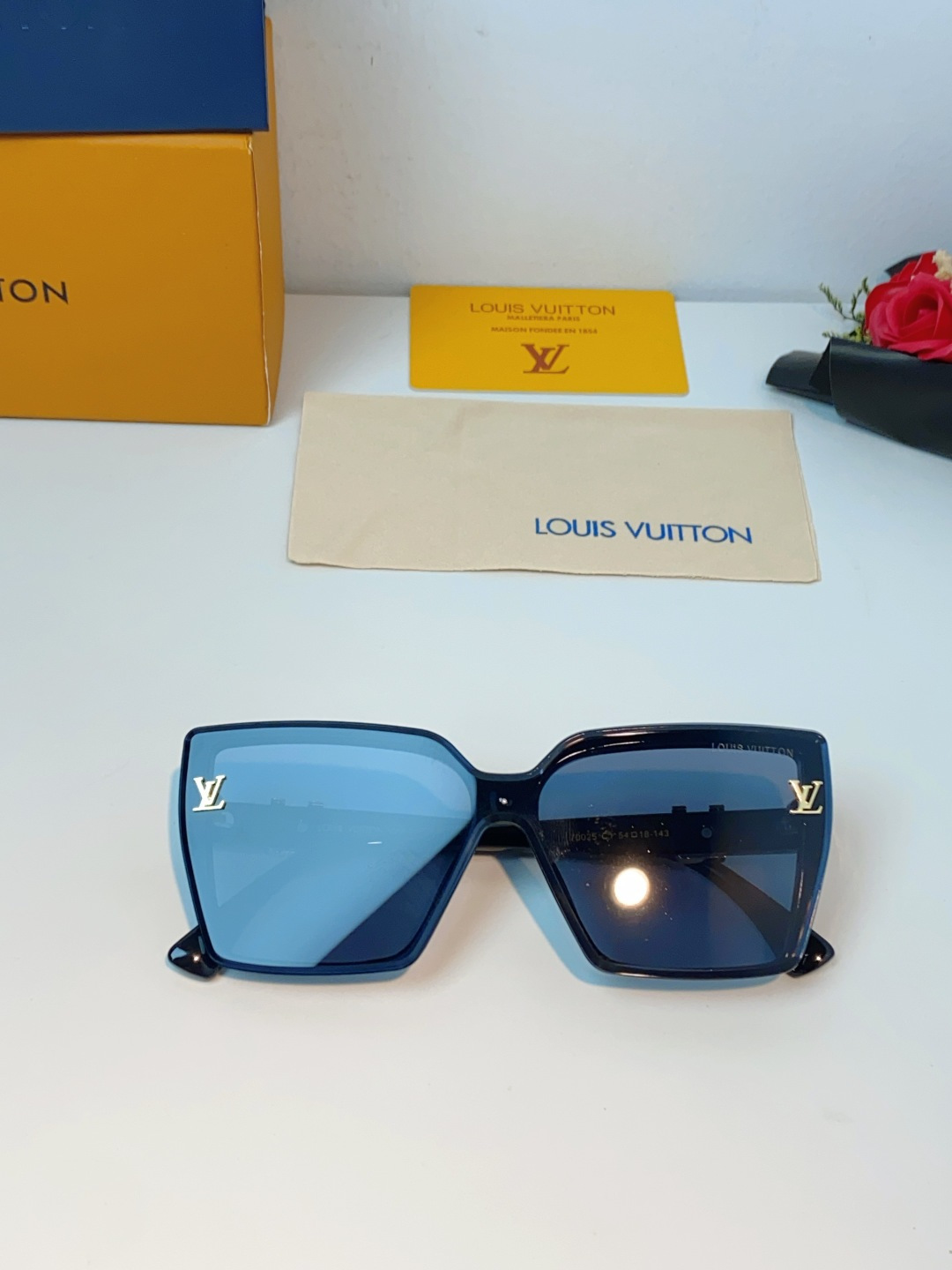 LOUIS VUITTON路易威登 利落的大方框廓形，线条利落大气，自带“小脸滤镜”，轻松修饰各种脸型，