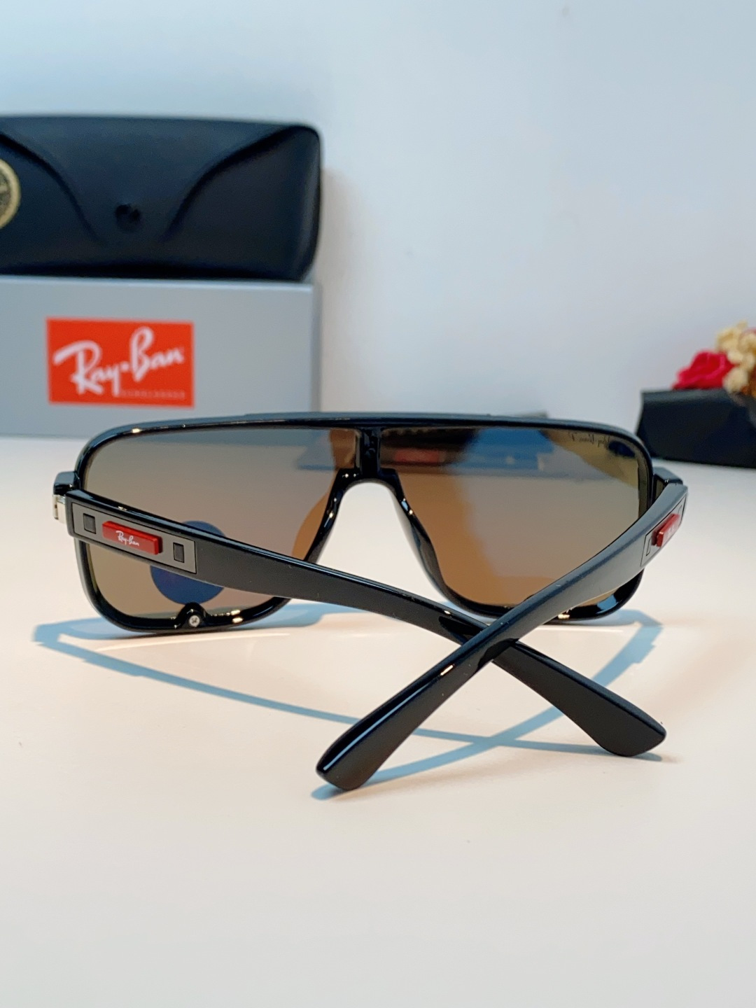 RayBan雷朋 2026新款飞行员式偏光墨镜以雷朋标志性的潮流基因，打造这副兼具型格与实力的太阳镜。一
