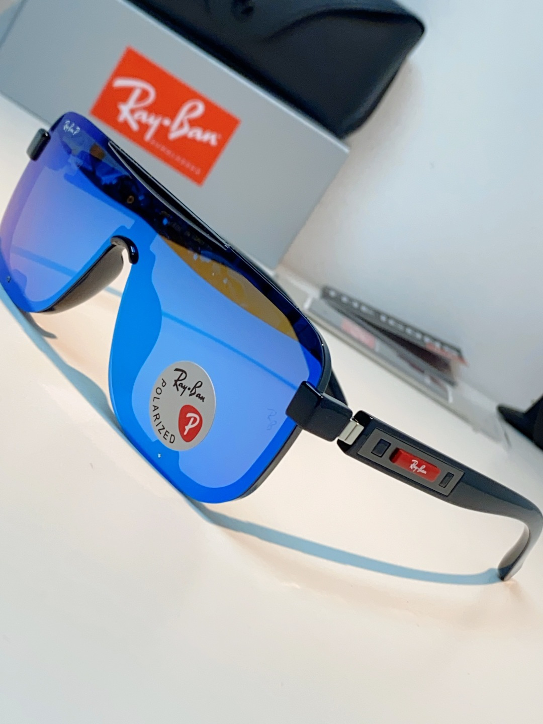 RayBan雷朋 2026新款飞行员式偏光墨镜以雷朋标志性的潮流基因，打造这副兼具型格与实力的太阳镜。一
