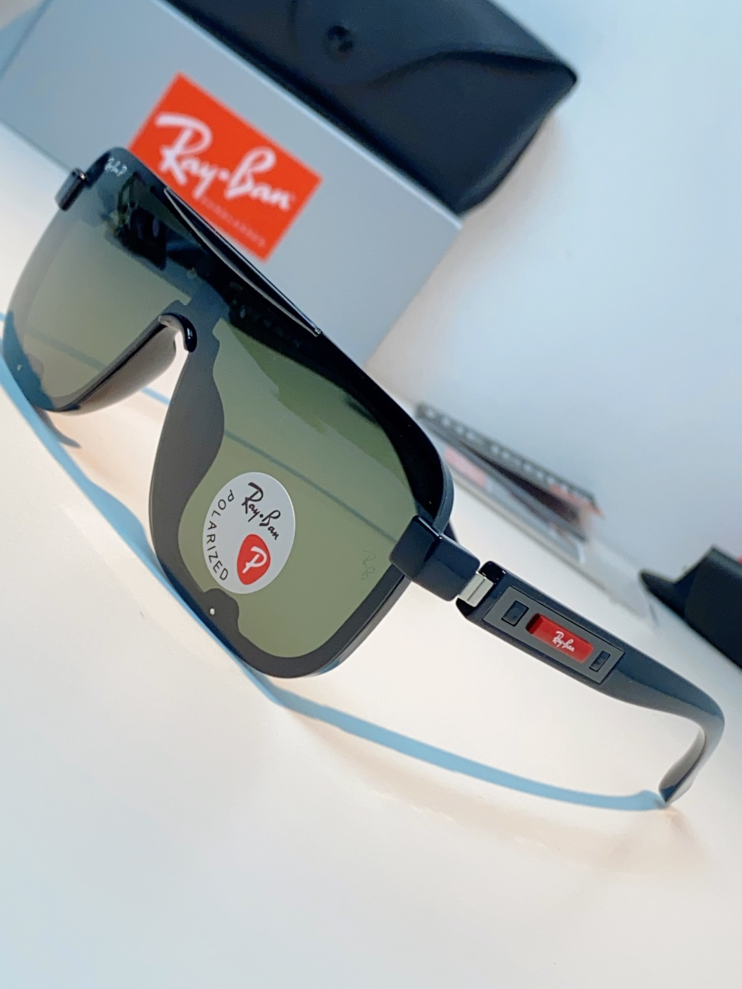 RayBan雷朋 2026新款飞行员式偏光墨镜以雷朋标志性的潮流基因，打造这副兼具型格与实力的太阳镜。一