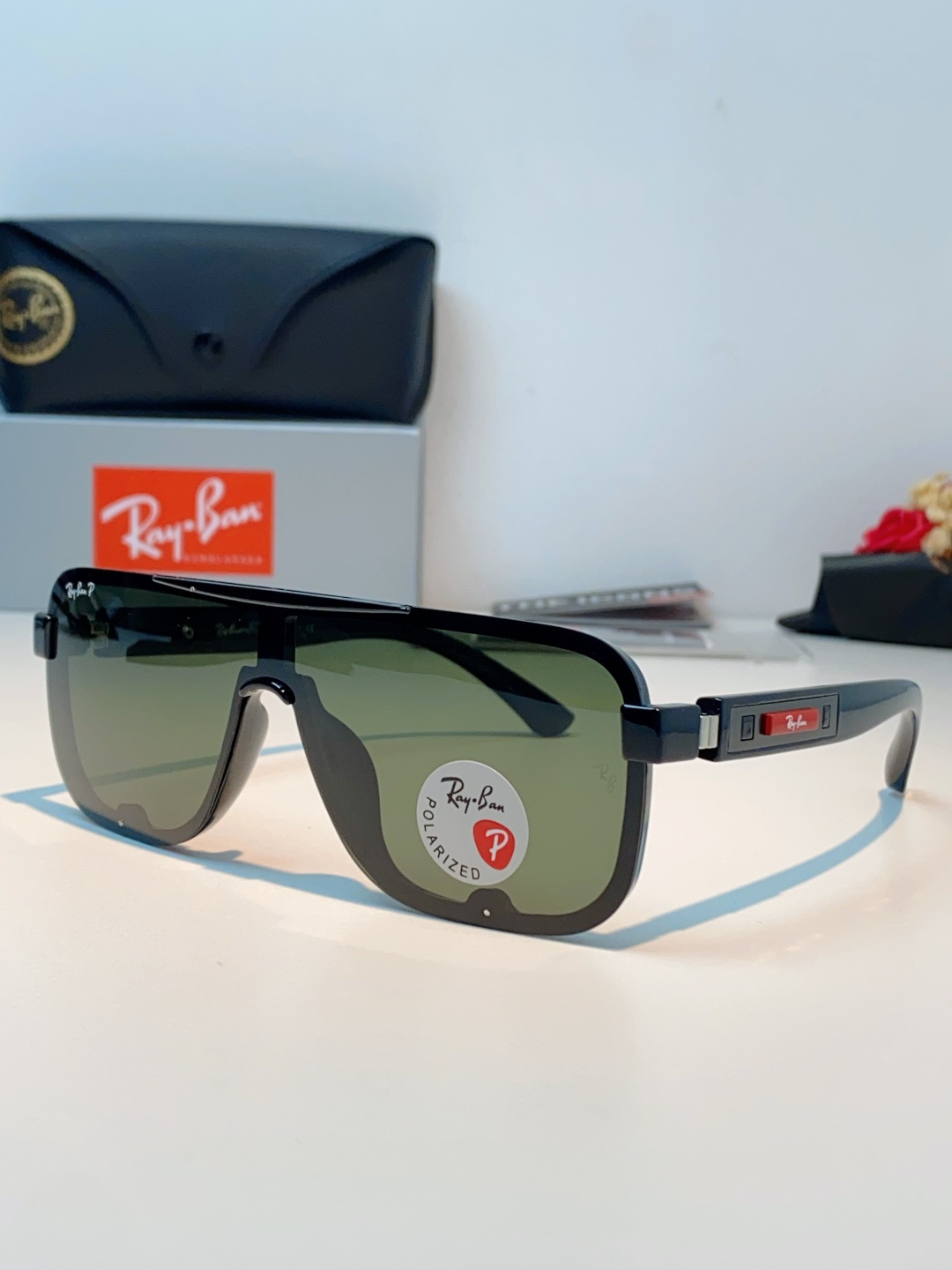 RayBan雷朋 2026新款飞行员式偏光墨镜以雷朋标志性的潮流基因，打造这副兼具型格与实力的太阳镜。一
