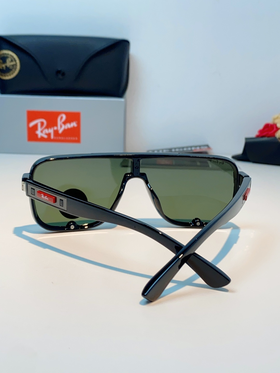 RayBan雷朋 2026新款飞行员式偏光墨镜以雷朋标志性的潮流基因，打造这副兼具型格与实力的太阳镜。一