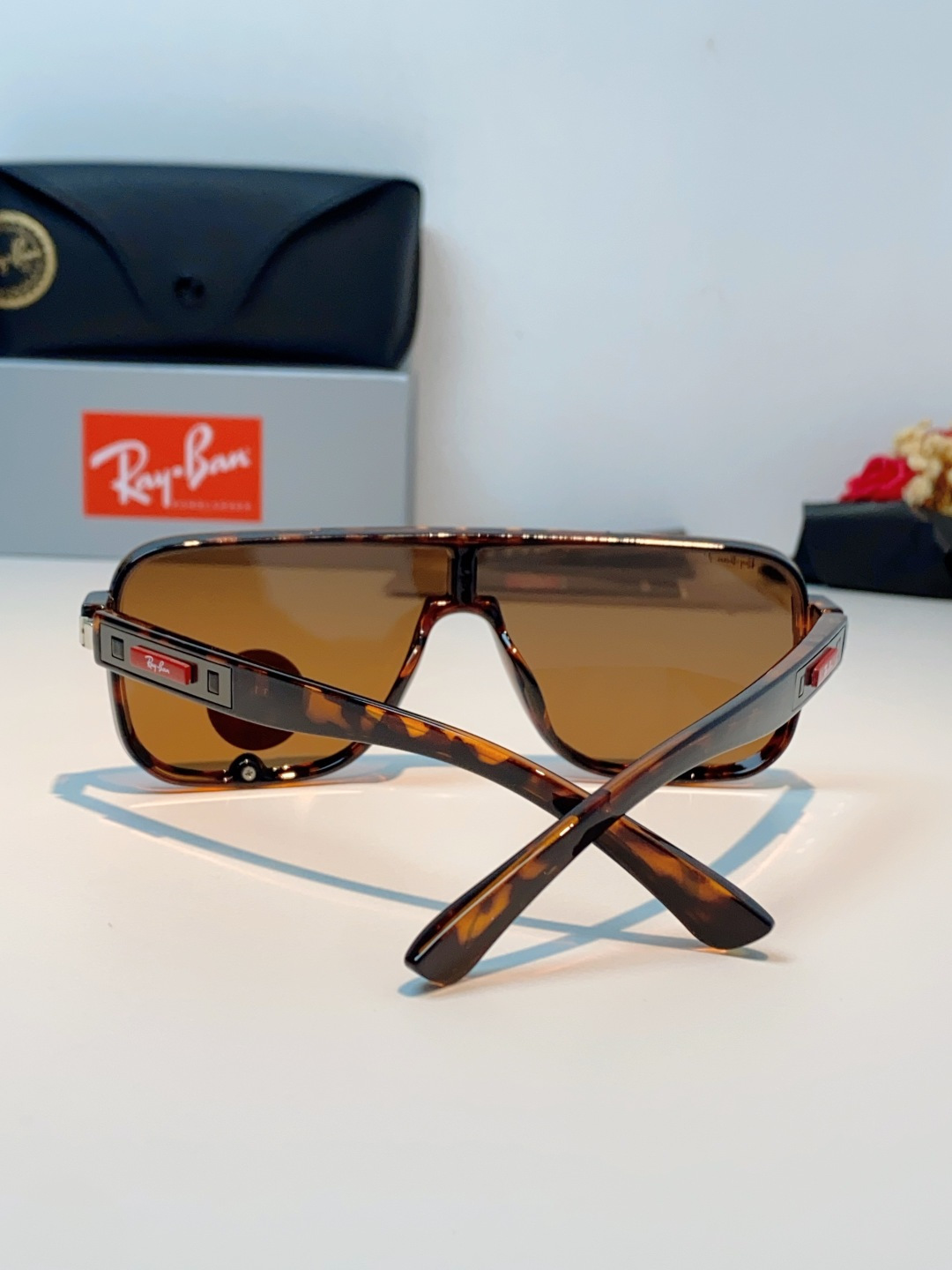 RayBan雷朋 2026新款飞行员式偏光墨镜以雷朋标志性的潮流基因，打造这副兼具型格与实力的太阳镜。一