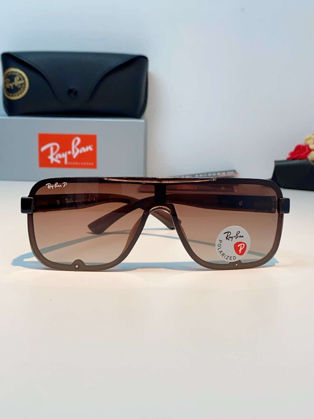 RayBan雷朋 2026新款飞行员式偏光墨镜以雷朋标志性的潮流基因，打造这副兼具型格与实力的太阳镜。一