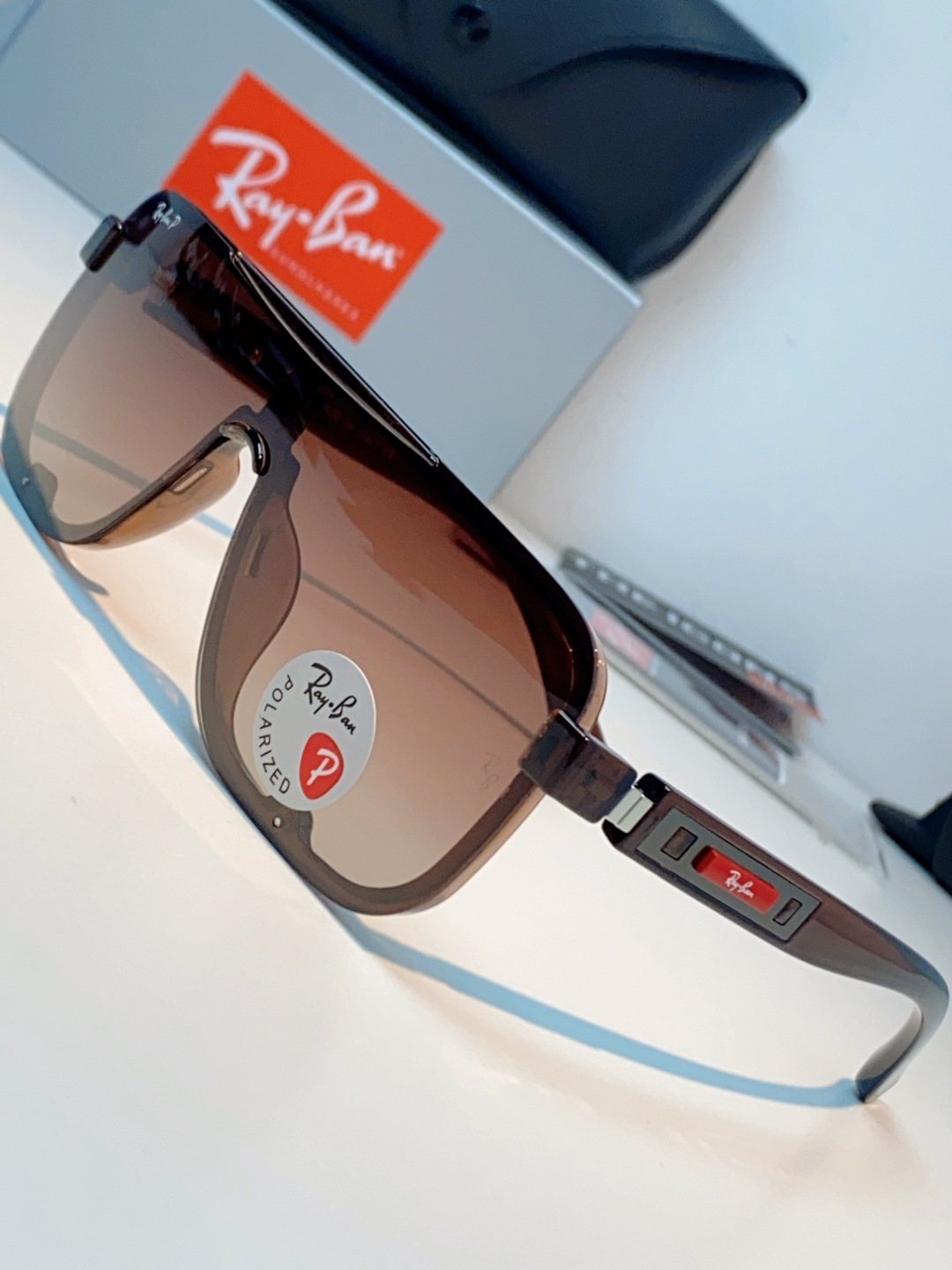 RayBan雷朋 2026新款飞行员式偏光墨镜以雷朋标志性的潮流基因，打造这副兼具型格与实力的太阳镜。一