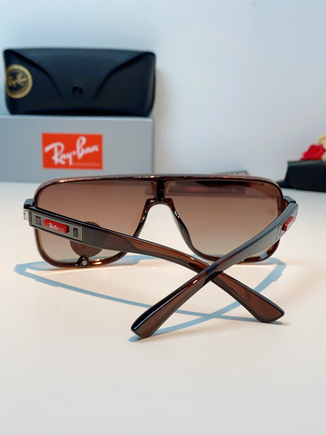 RayBan雷朋 2026新款飞行员式偏光墨镜以雷朋标志性的潮流基因，打造这副兼具型格与实力的太阳镜。一
