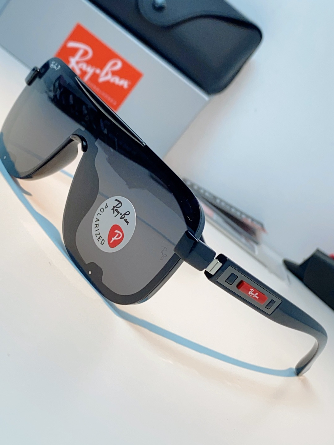 RayBan雷朋 2026新款飞行员式偏光墨镜以雷朋标志性的潮流基因，打造这副兼具型格与实力的太阳镜。一