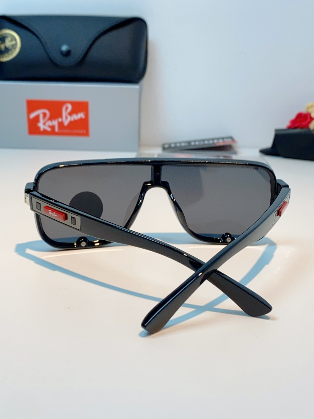 RayBan雷朋 2026新款飞行员式偏光墨镜以雷朋标志性的潮流基因，打造这副兼具型格与实力的太阳镜。一