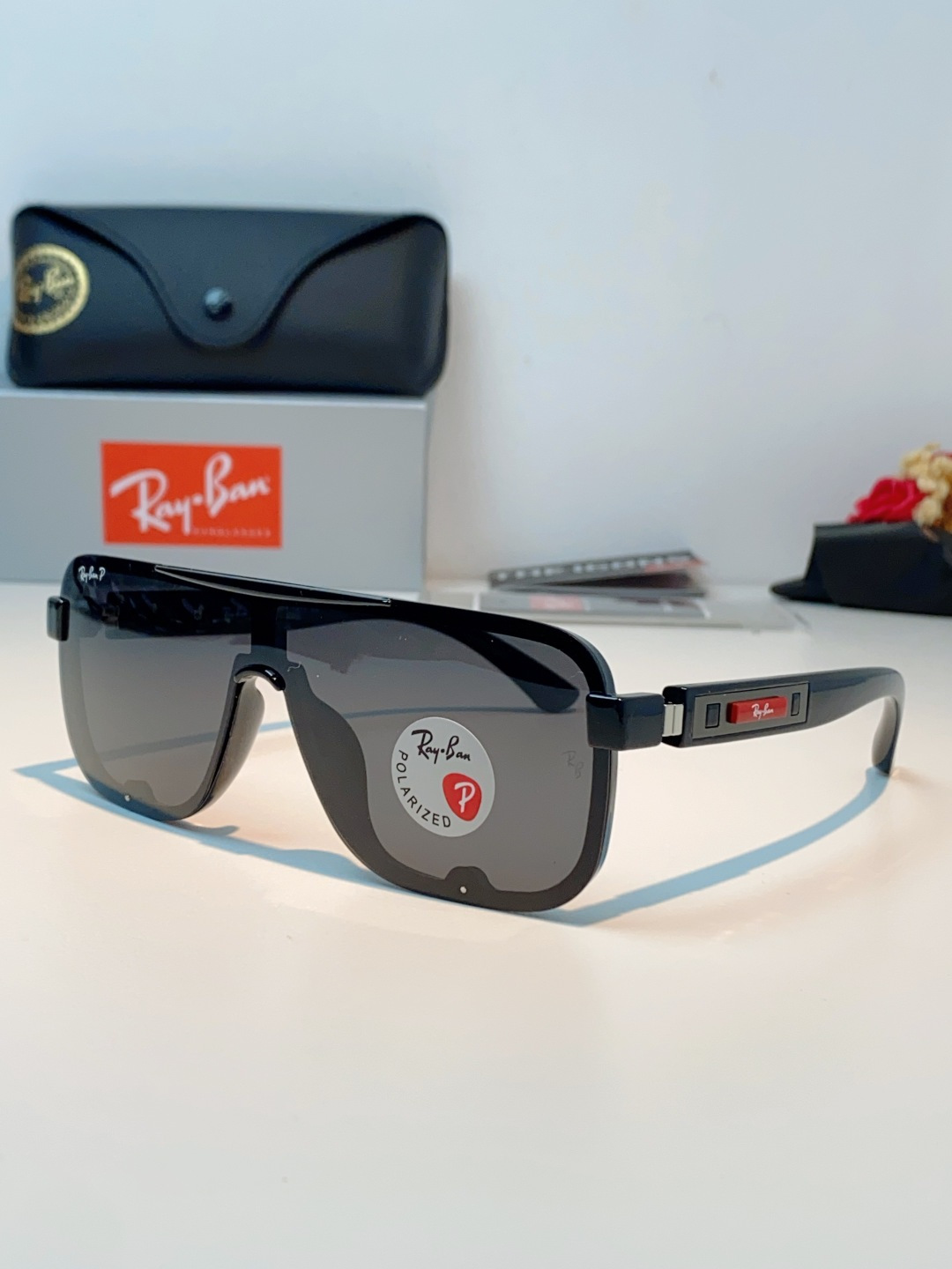 RayBan雷朋 2026新款飞行员式偏光墨镜以雷朋标志性的潮流基因，打造这副兼具型格与实力的太阳镜。一