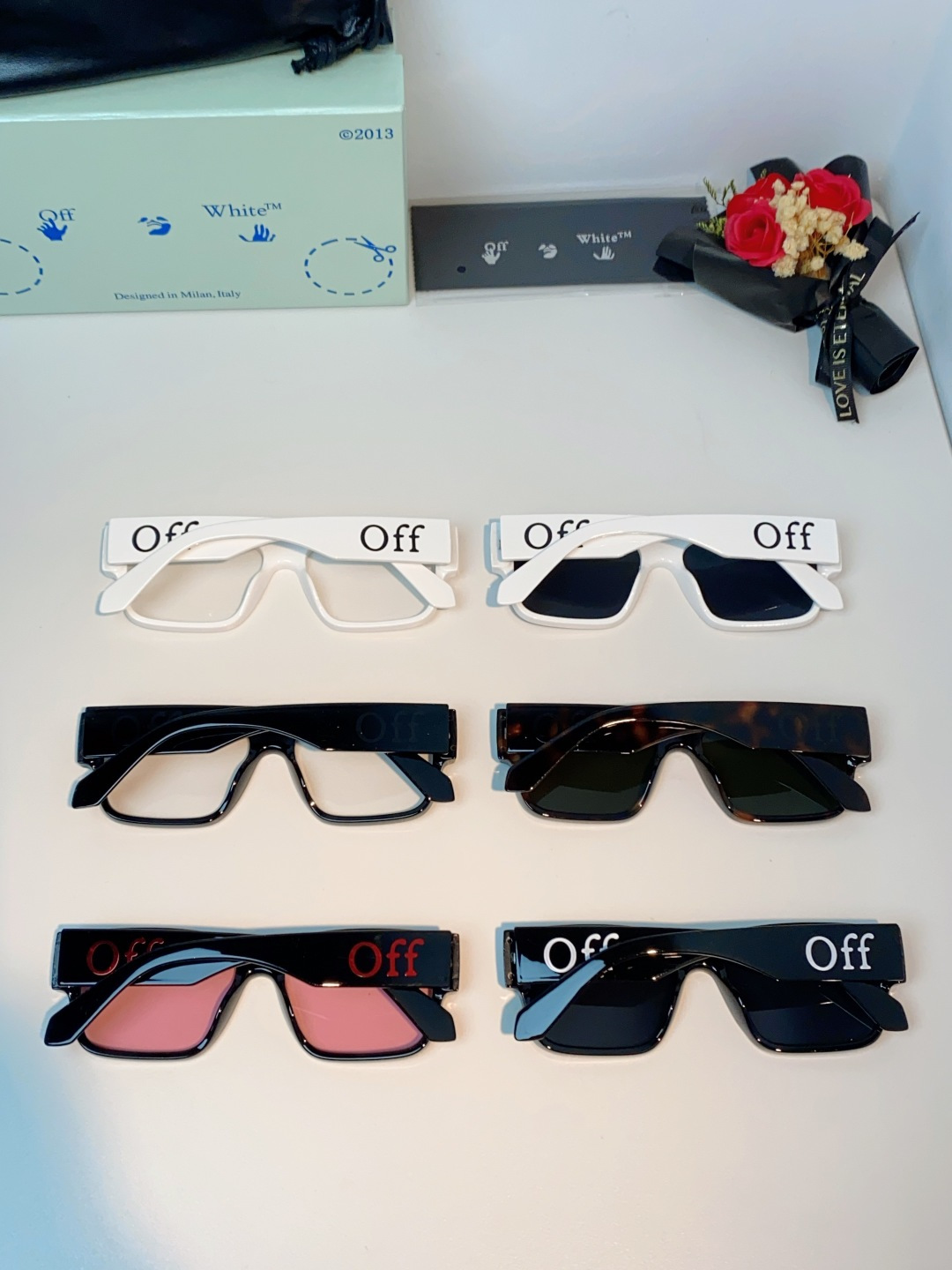 Off-White 方框墨镜 | 街头潮人标配 经典方框廓形，利落又自带复古街头气场，不挑脸型还能轻松修
