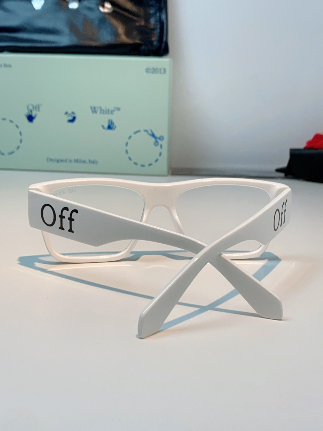 Off-White 方框墨镜 | 街头潮人标配 经典方框廓形，利落又自带复古街头气场，不挑脸型还能轻松修