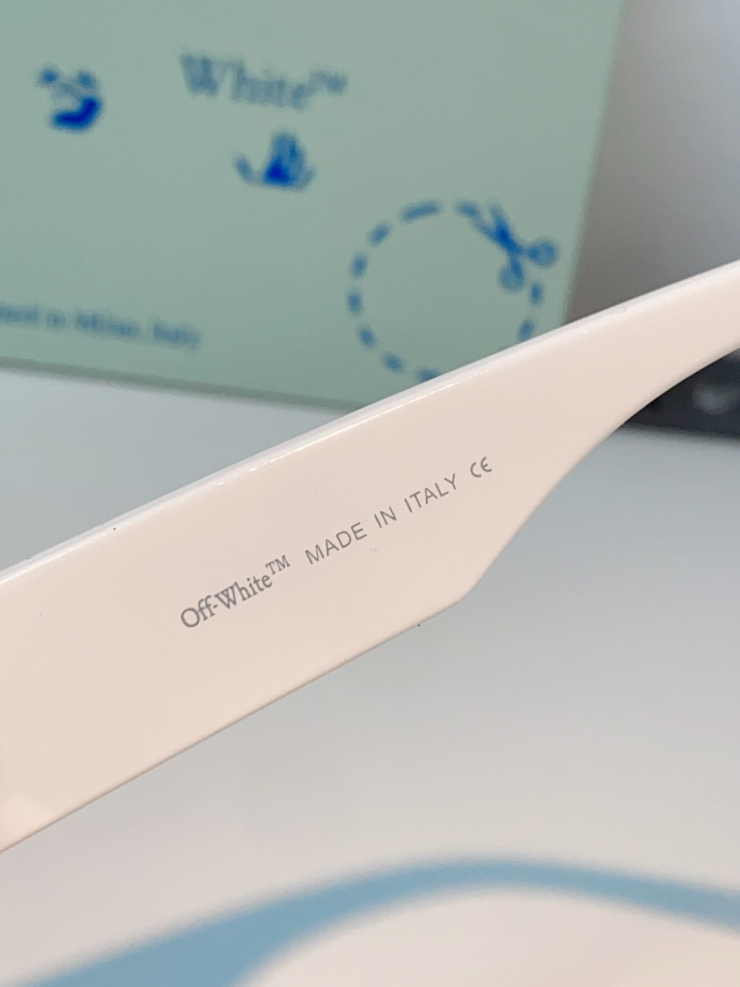 Off-White 方框墨镜 | 街头潮人标配 经典方框廓形，利落又自带复古街头气场，不挑脸型还能轻松修