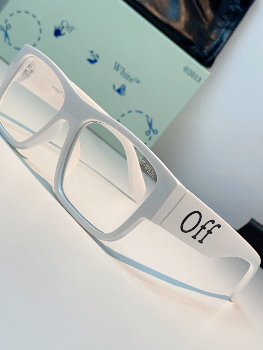 Off-White 方框墨镜 | 街头潮人标配 经典方框廓形，利落又自带复古街头气场，不挑脸型还能轻松修