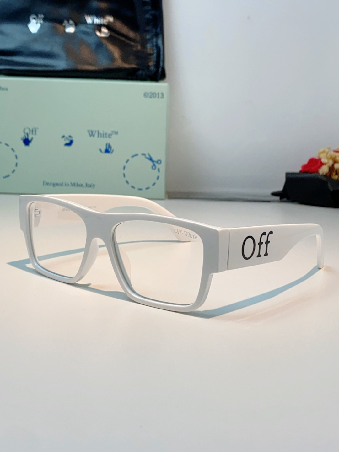 Off-White 方框墨镜 | 街头潮人标配 经典方框廓形，利落又自带复古街头气场，不挑脸型还能轻松修