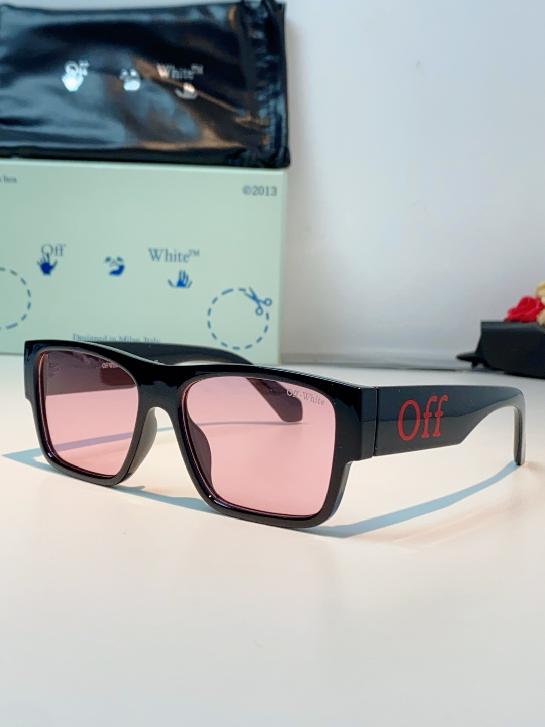 Off-White 方框墨镜 | 街头潮人标配 经典方框廓形，利落又自带复古街头气场，不挑脸型还能轻松修