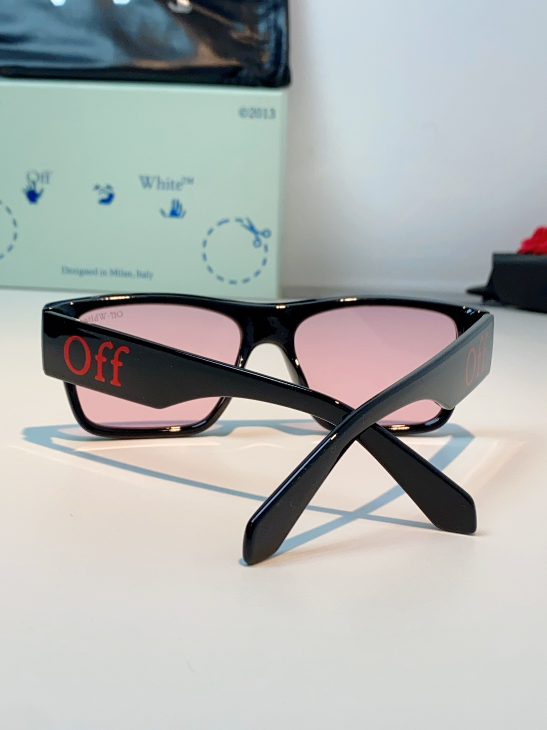 Off-White 方框墨镜 | 街头潮人标配 经典方框廓形，利落又自带复古街头气场，不挑脸型还能轻松修