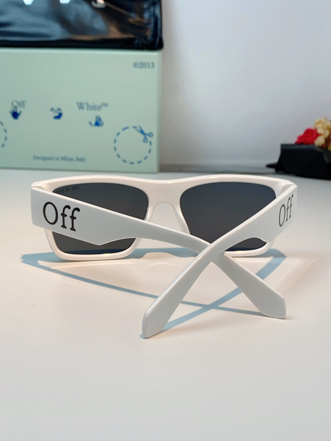 Off-White 方框墨镜 | 街头潮人标配 经典方框廓形，利落又自带复古街头气场，不挑脸型还能轻松修