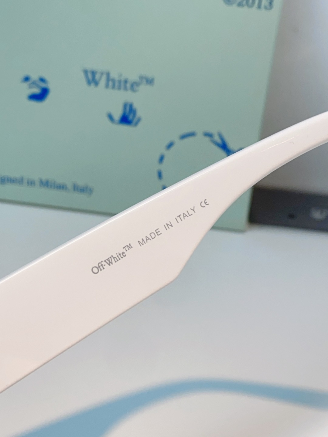 Off-White 方框墨镜 | 街头潮人标配 经典方框廓形，利落又自带复古街头气场，不挑脸型还能轻松修