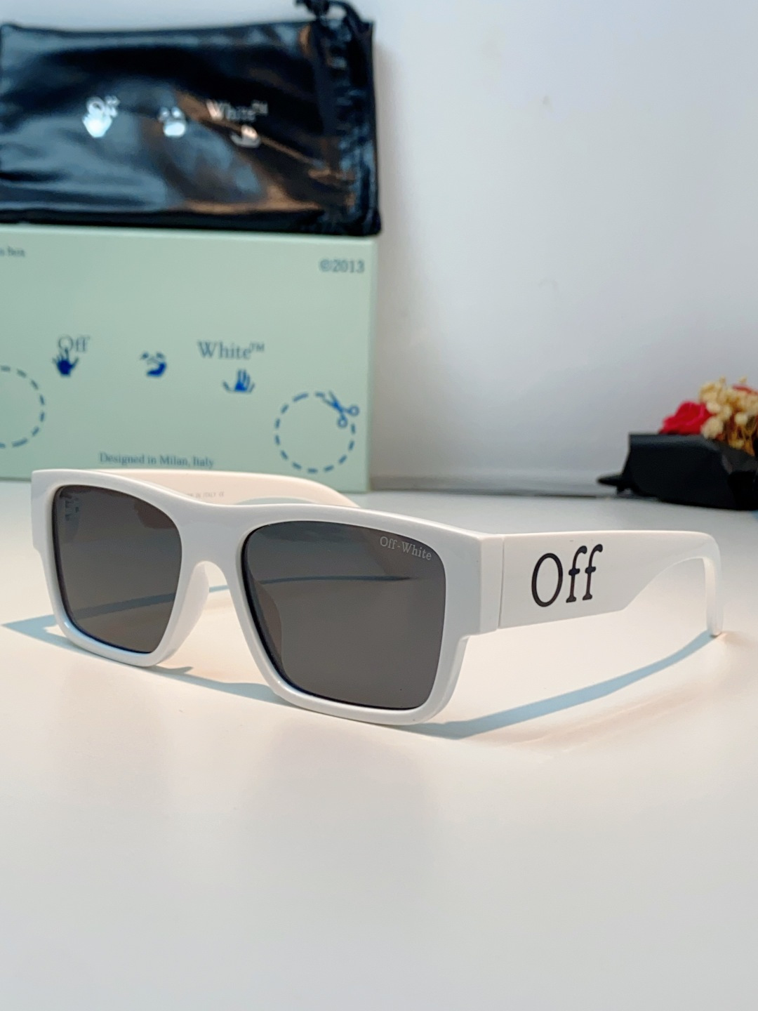 Off-White 方框墨镜 | 街头潮人标配 经典方框廓形，利落又自带复古街头气场，不挑脸型还能轻松修