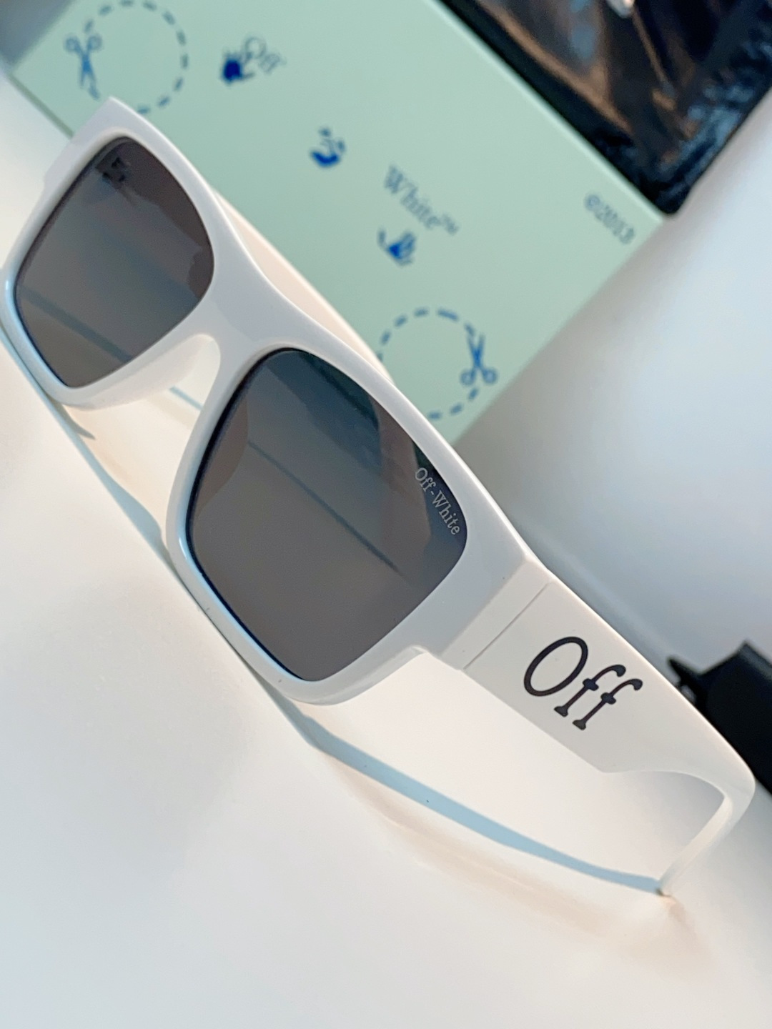 Off-White 方框墨镜 | 街头潮人标配 经典方框廓形，利落又自带复古街头气场，不挑脸型还能轻松修
