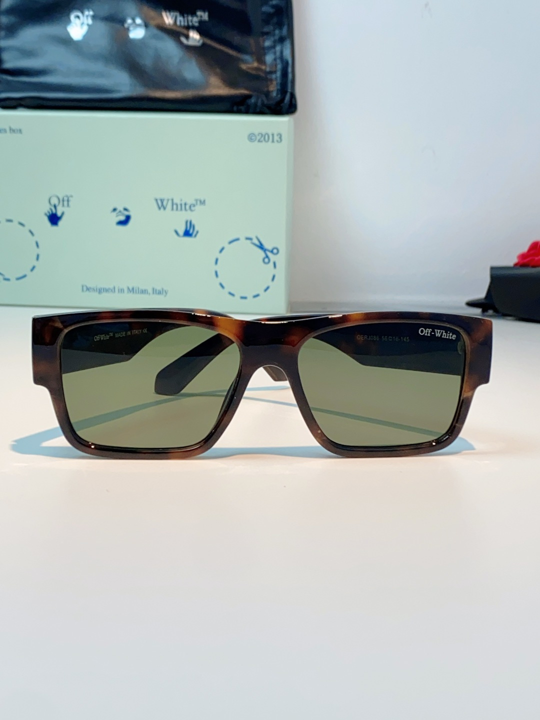 Off-White 方框墨镜 | 街头潮人标配 经典方框廓形，利落又自带复古街头气场，不挑脸型还能轻松修
