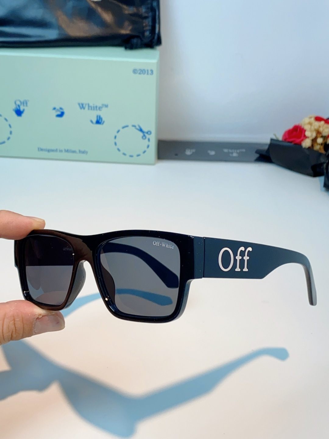 Off-White 方框墨镜 | 街头潮人标配 经典方框廓形，利落又自带复古街头气场，不挑脸型还能轻松修