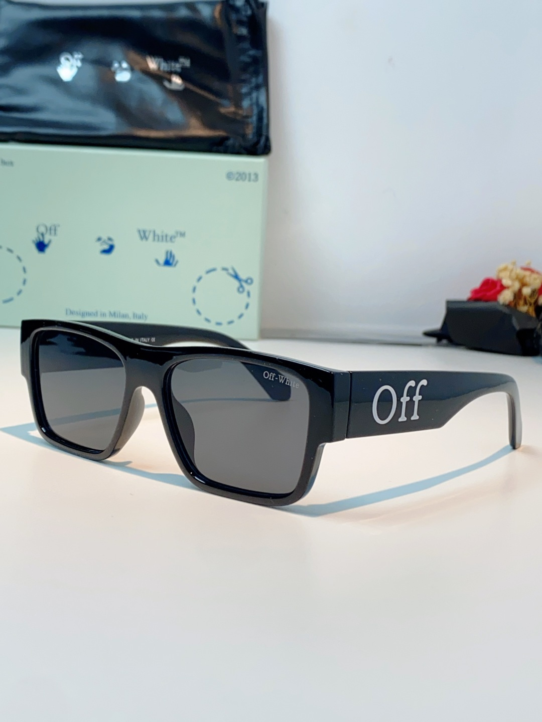 Off-White 方框墨镜 | 街头潮人标配 经典方框廓形，利落又自带复古街头气场，不挑脸型还能轻松修