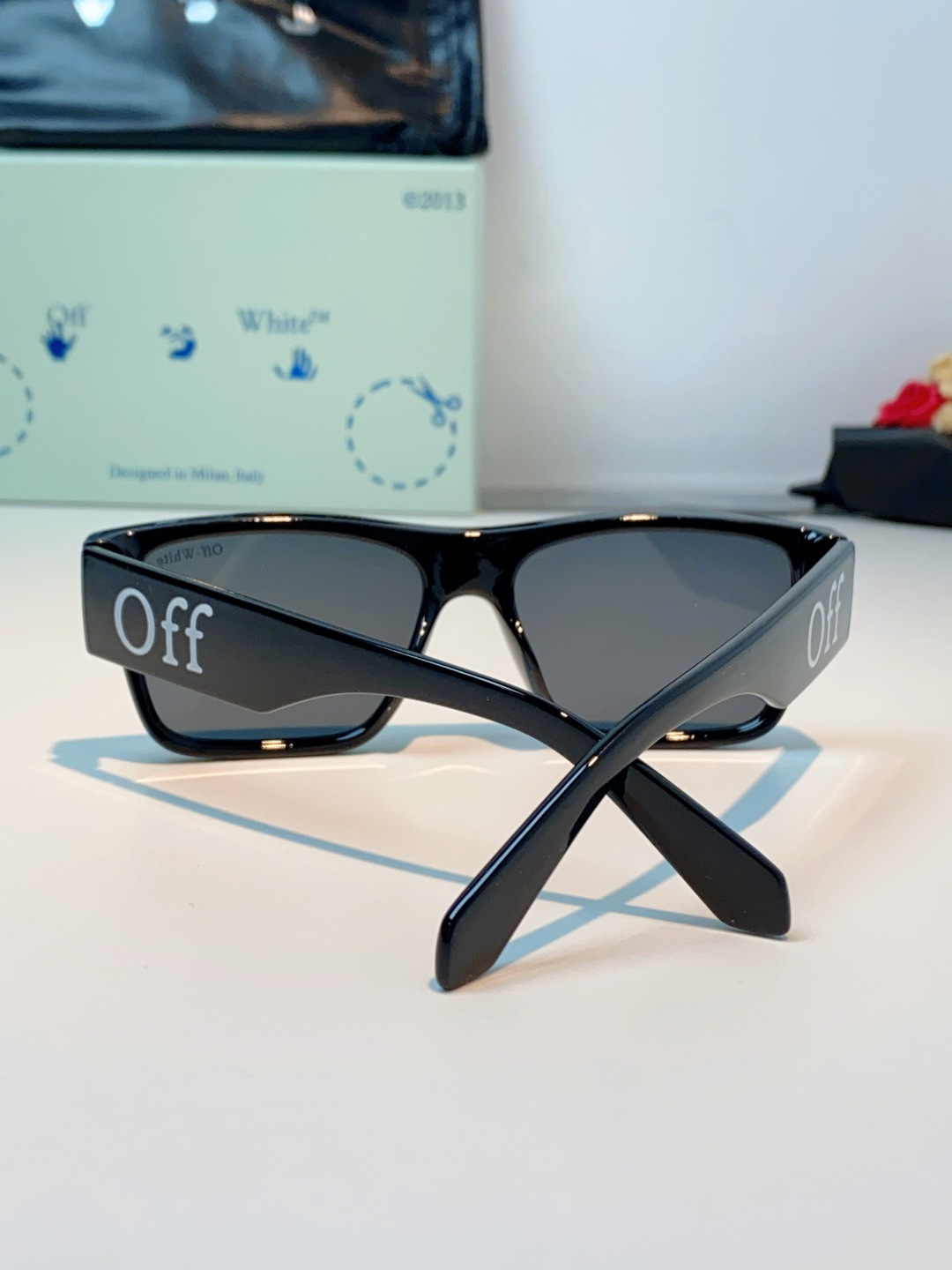 Off-White 方框墨镜 | 街头潮人标配 经典方框廓形，利落又自带复古街头气场，不挑脸型还能轻松修