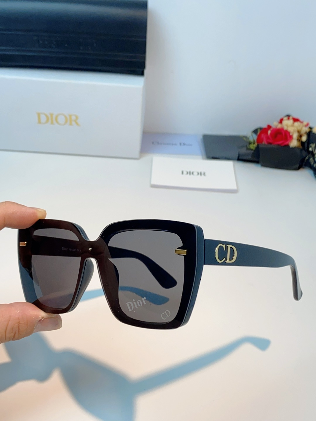 Dior迪奥 经典CD标大方框墨镜以巴黎高定美学为灵感，利落大方的黑色醋酸纤维镜框，自带高级哑光质感。镜