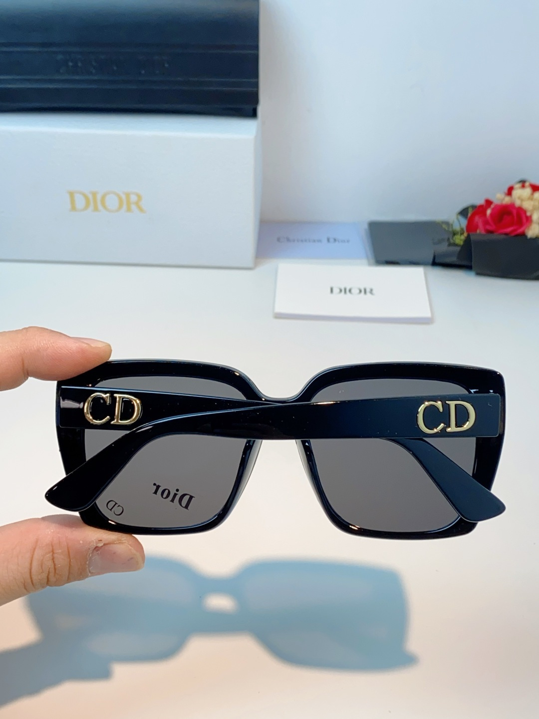 Dior迪奥 经典CD标大方框墨镜以巴黎高定美学为灵感，利落大方的黑色醋酸纤维镜框，自带高级哑光质感。镜