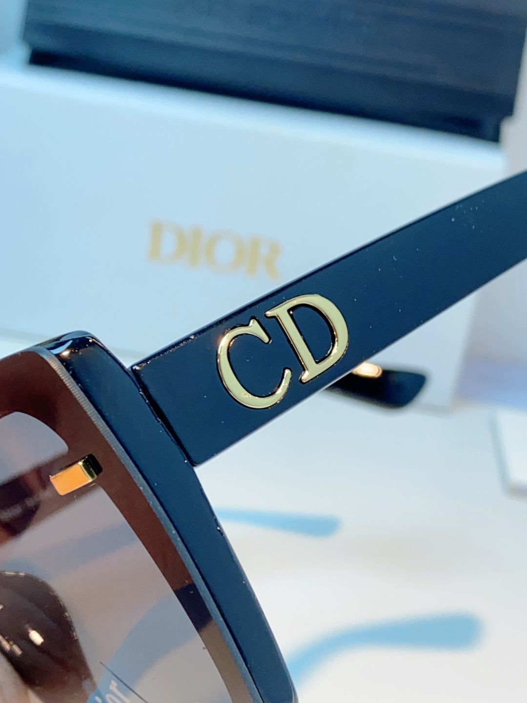 Dior迪奥 经典CD标大方框墨镜以巴黎高定美学为灵感，利落大方的黑色醋酸纤维镜框，自带高级哑光质感。镜