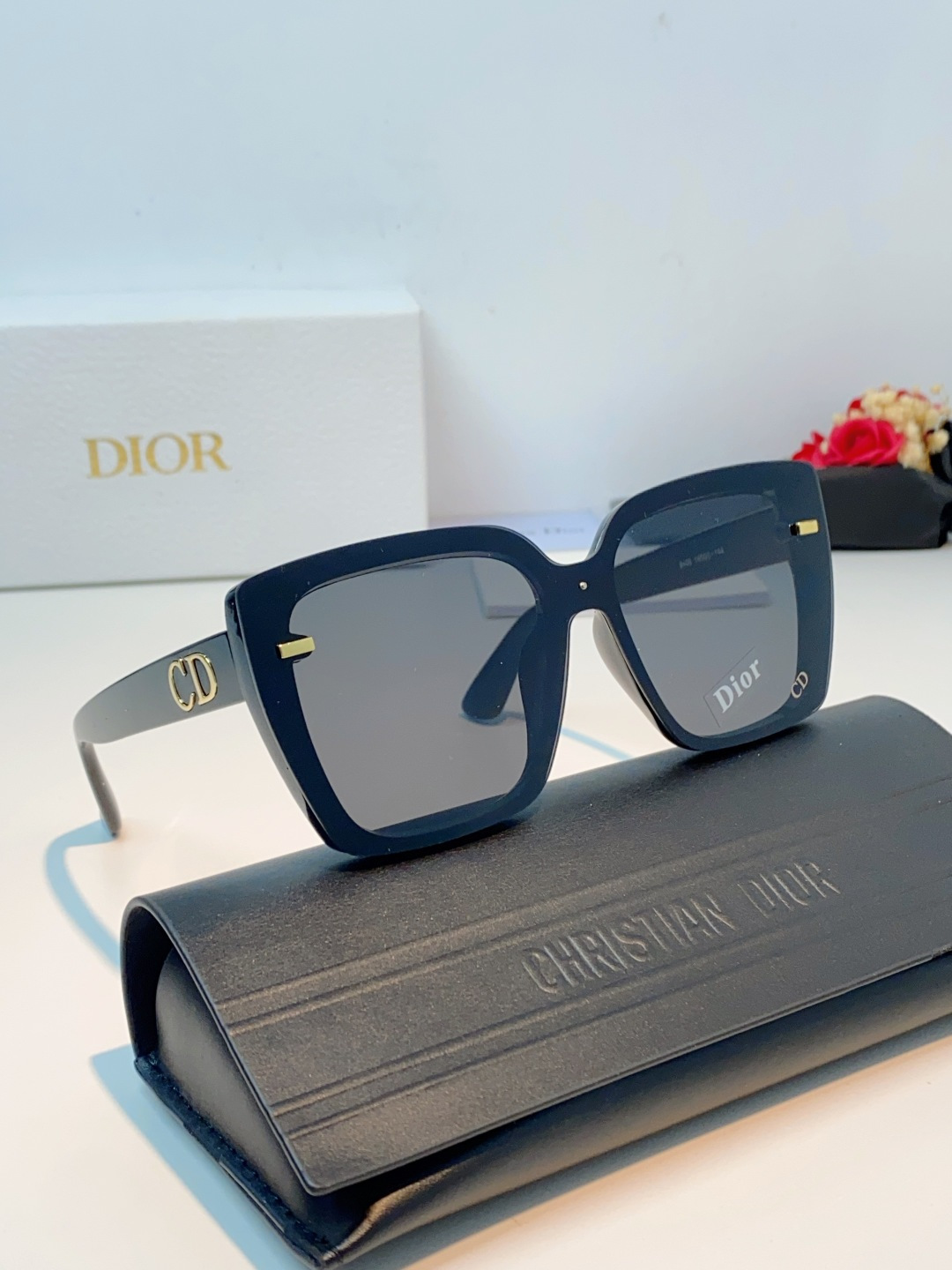 Dior迪奥 经典CD标大方框墨镜以巴黎高定美学为灵感，利落大方的黑色醋酸纤维镜框，自带高级哑光质感。镜