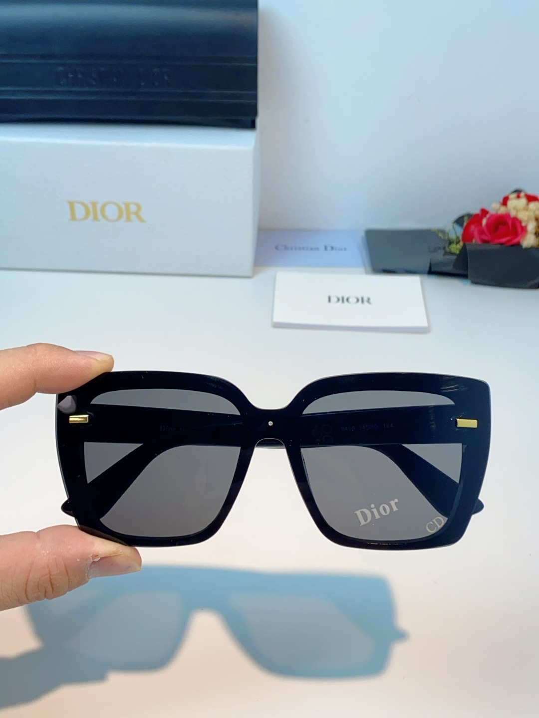 Dior迪奥 经典CD标大方框墨镜以巴黎高定美学为灵感，利落大方的黑色醋酸纤维镜框，自带高级哑光质感。镜